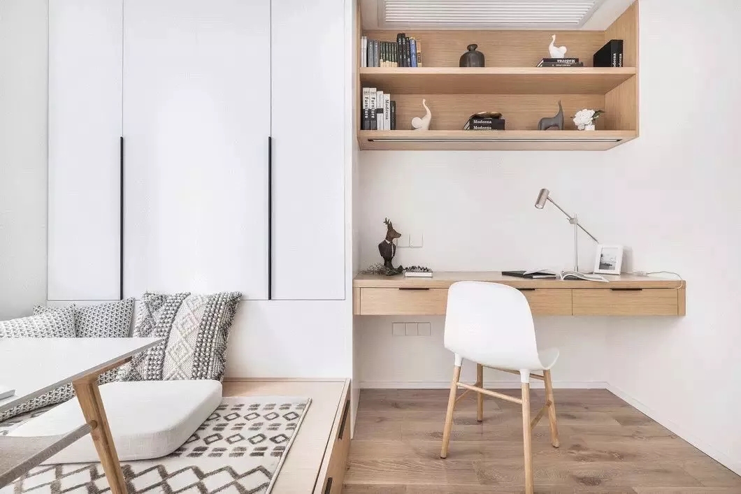 盡（jìn）顯幹淨、大（dà）方的書桌書櫃組合，實（shí）在不容錯過