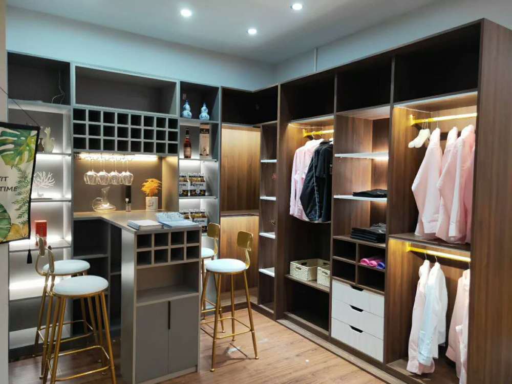 為什麽全屋定製比成品衣櫃價格（gé）高（gāo）？