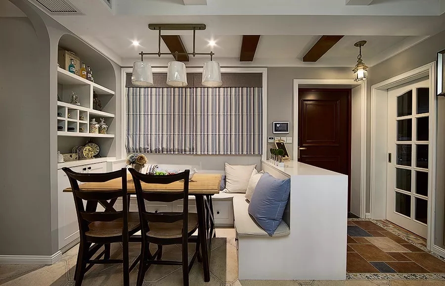 小戶（hù）型餐廳，用卡座做餐椅，實用溫馨好舒適！