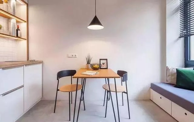 18㎡超小戶型，既有兩層空間，儲物櫃也可當樓梯