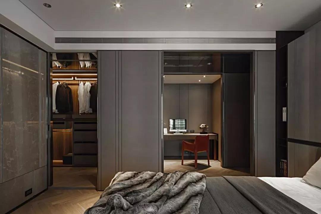 不僅（jǐn）發揮了純粹（cuì）的衣物（wù）收納功能，還可以與書（shū）桌、書架、化妝（zhuāng）台、辦公區等組合起來